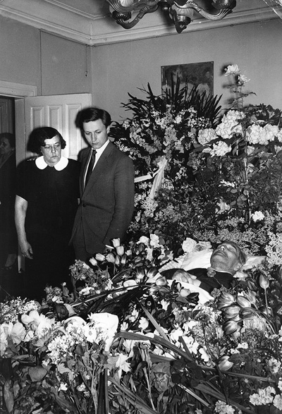 1960 Boris in his coffin, with his widow Zinaida and son Leonid