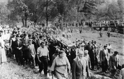 1960 Boris’s funeral procession at Peredelkino, with his two sons as leading pall‑bearers