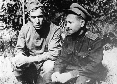 1943 Boris on a writers’ delegation to the Orel battlefield, with a war correspondent