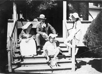 1910 Rosalia, Leonid, Lydia and Josephine on the dacha steps