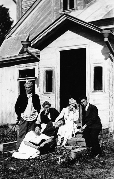 1917 A hot day at the dacha: Leonid, Rosalia, Mrs Stiebel, Boris, Lydia, and Josephine yawning
