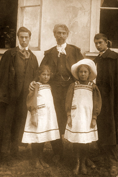 c1908 Leonid with his four children, left to right: Boris, Lydia, Josephine, Alexander