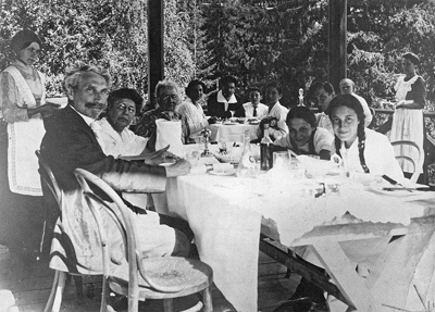 1916 Family meal at the dacha, Molodi